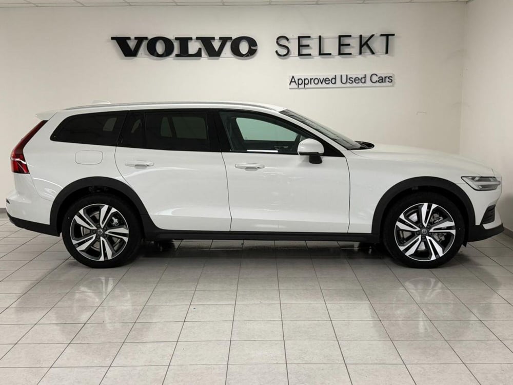 Volvo V60 Cross Country nuova a Como (8)