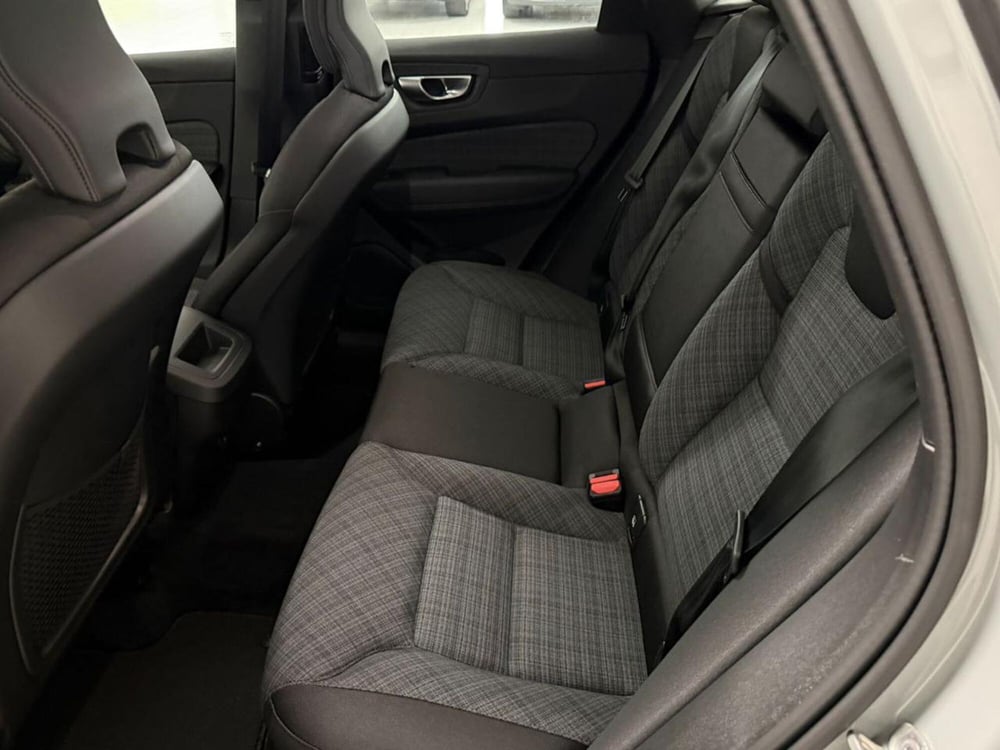 Volvo XC60 nuova a Como (8)