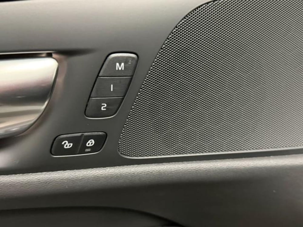 Volvo V60 Cross Country nuova a Como (18)