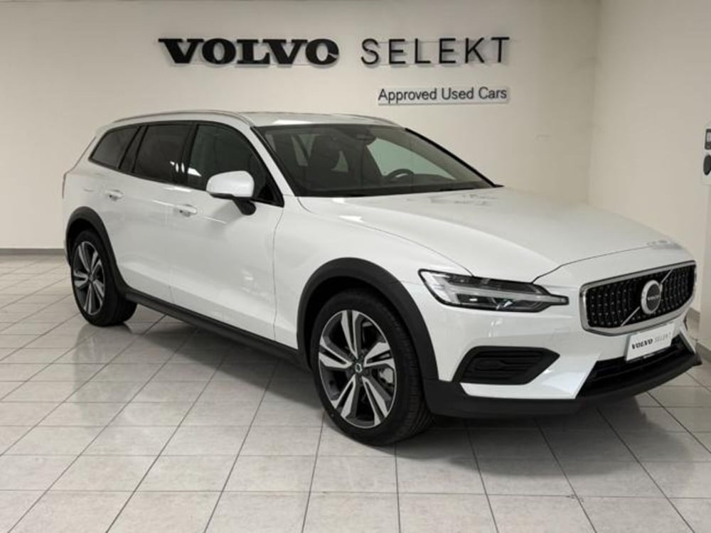 Volvo V60 Cross Country nuova a Como (2)