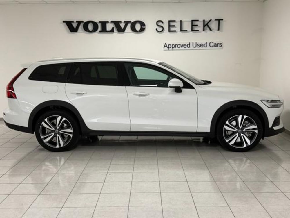 Volvo V60 Cross Country nuova a Como (8)