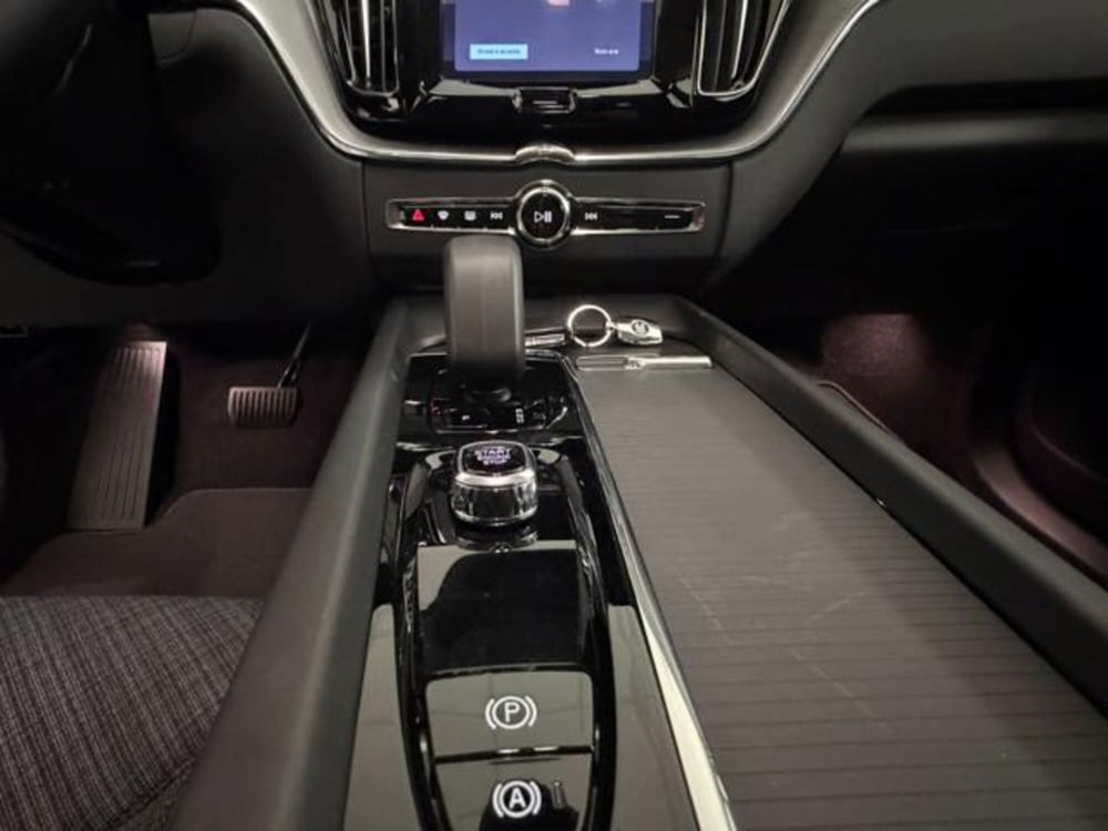 Volvo XC60 nuova a Como (11)