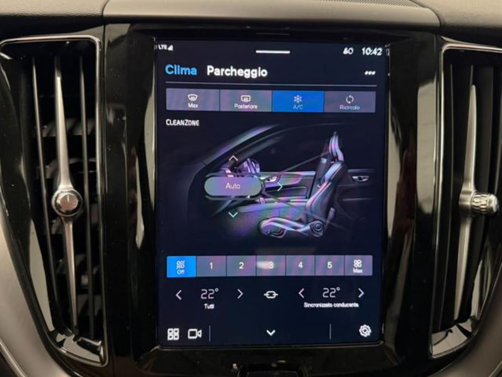Volvo XC60 nuova a Como (12)