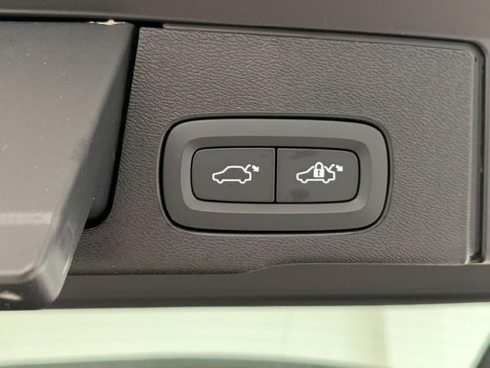 Volvo XC60 nuova a Como (14)
