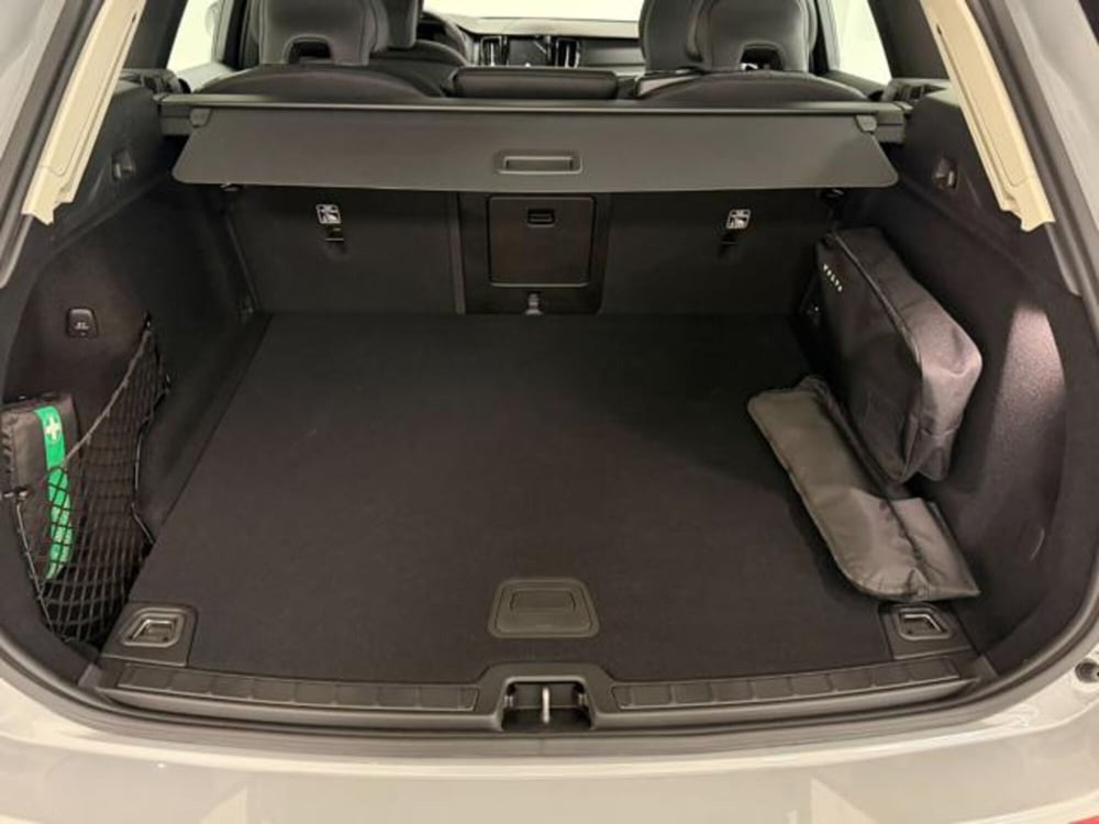Volvo XC60 nuova a Como (15)
