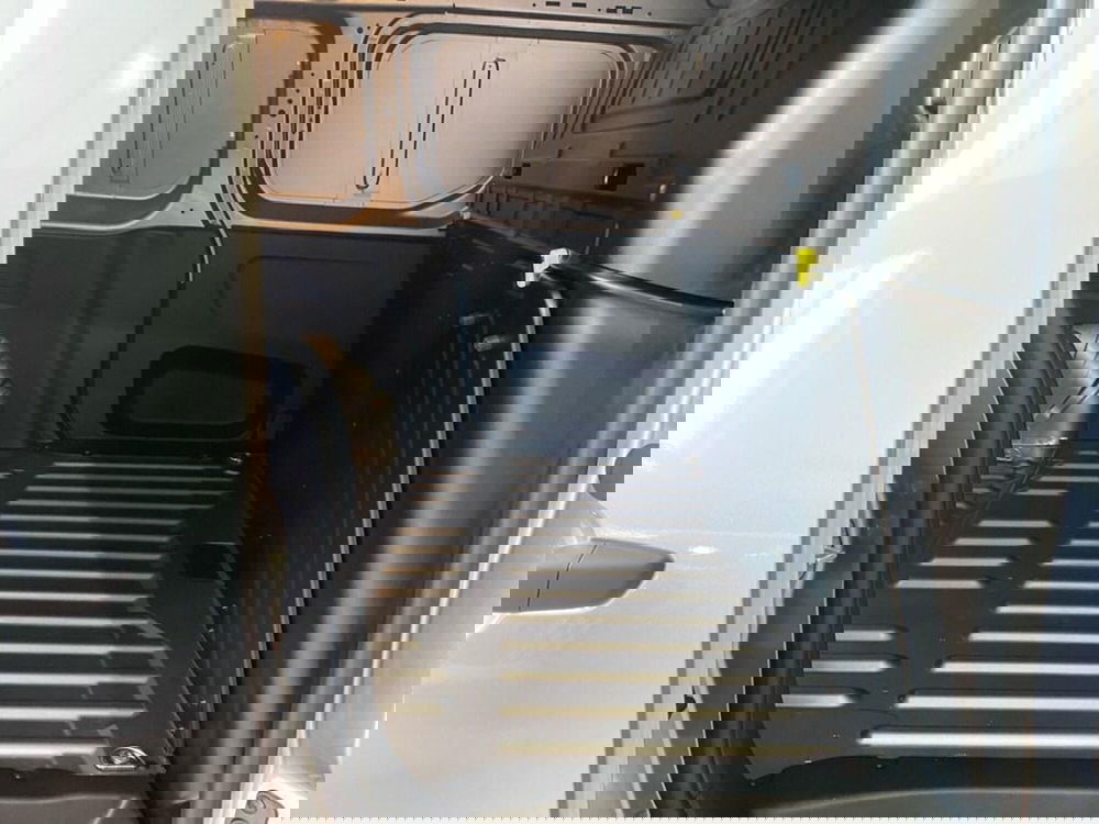 Peugeot Partner Furgone nuova a Torino (8)