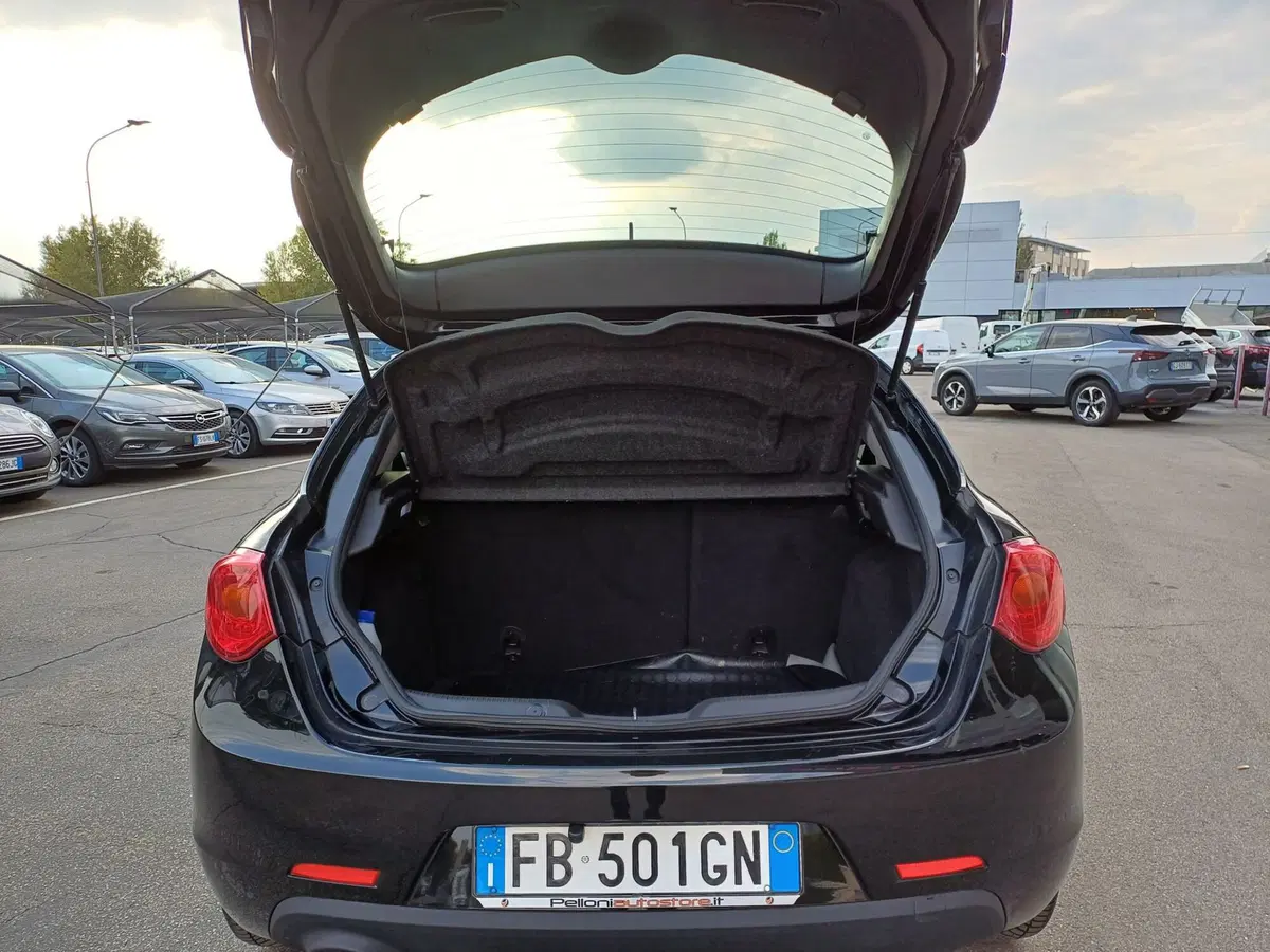 Alfa Romeo Giulietta usata a Modena (17)