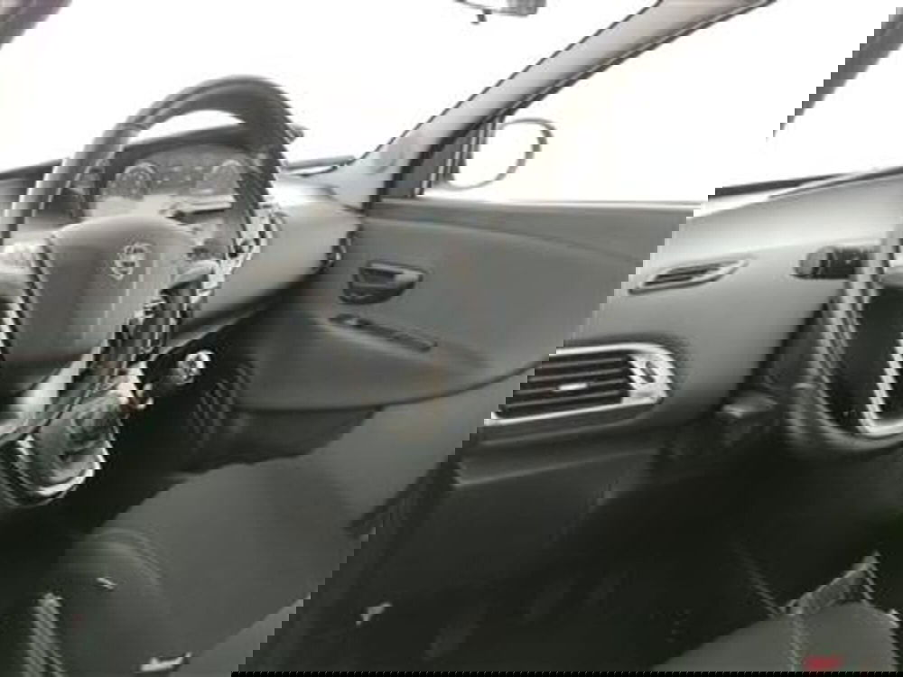 Lancia Ypsilon usata a Bari (14)