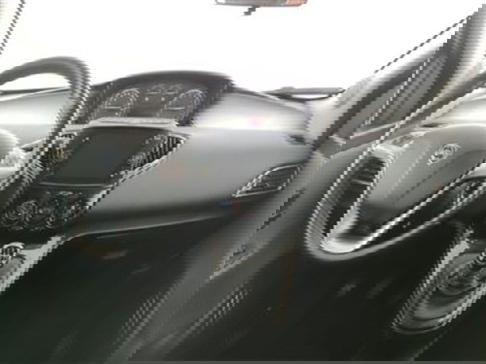 Lancia Ypsilon usata a Bari (15)