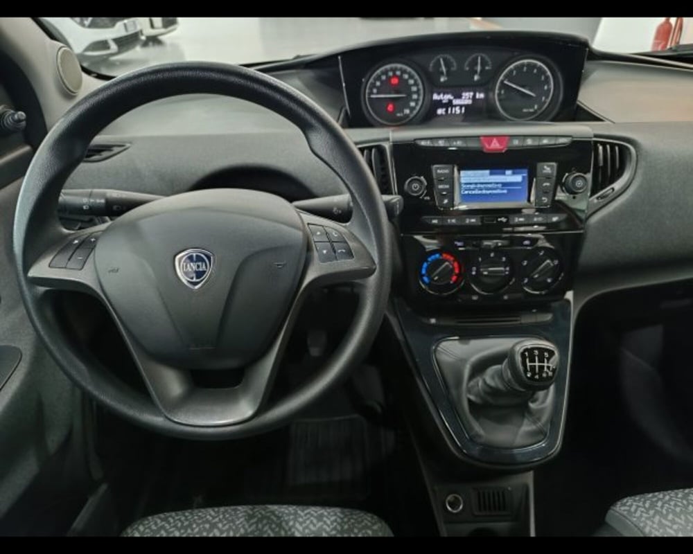 Lancia Ypsilon usata a Catania (8)