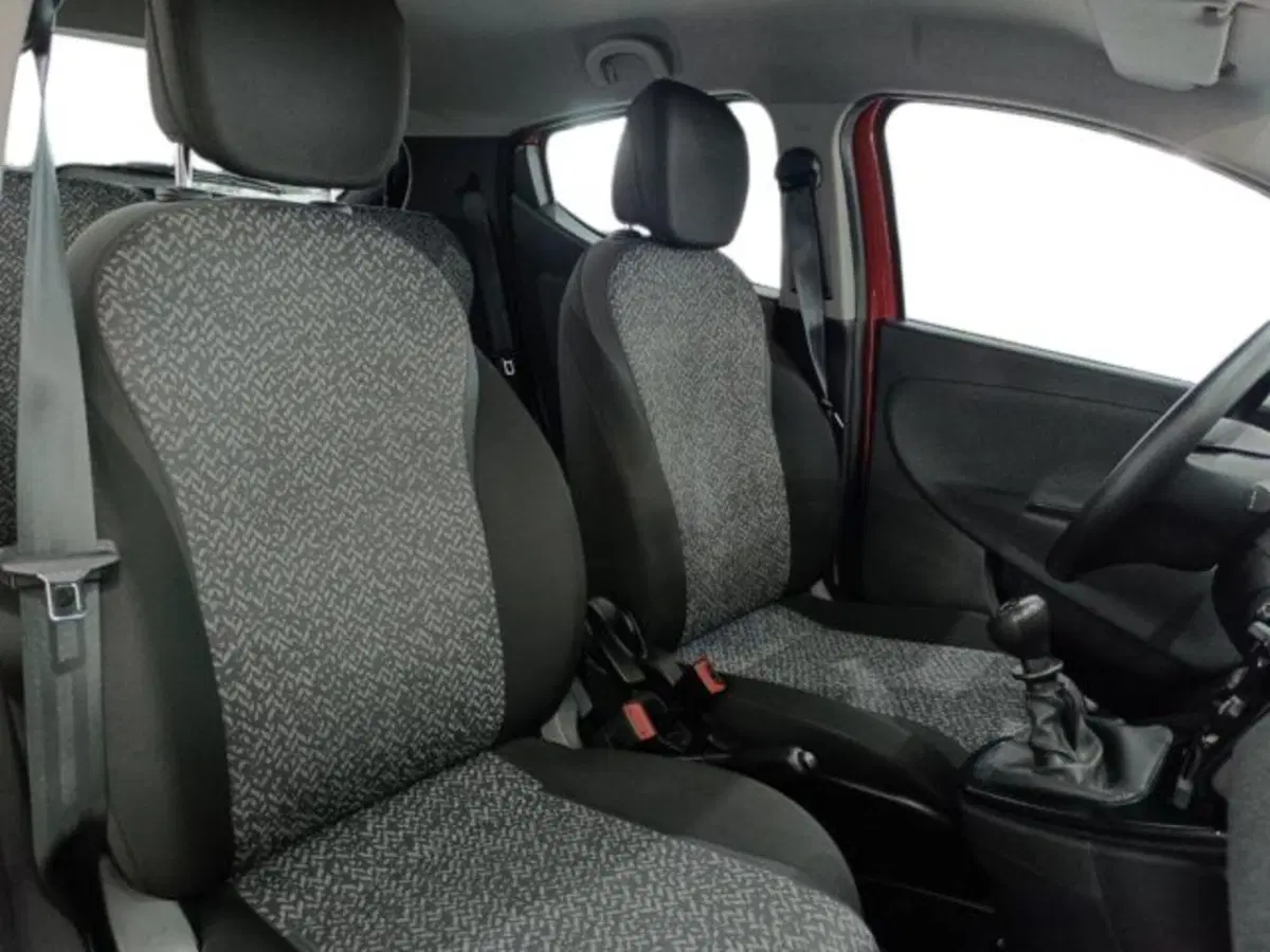 Lancia Ypsilon usata a Catania (10)