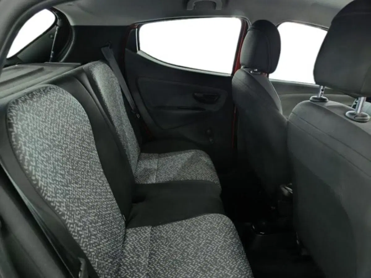 Lancia Ypsilon usata a Catania (11)