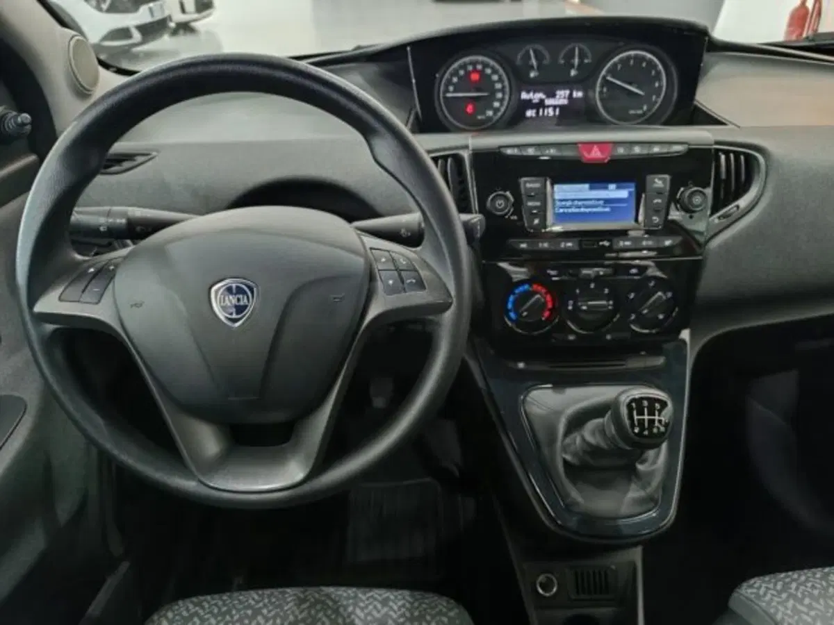 Lancia Ypsilon usata a Catania (15)