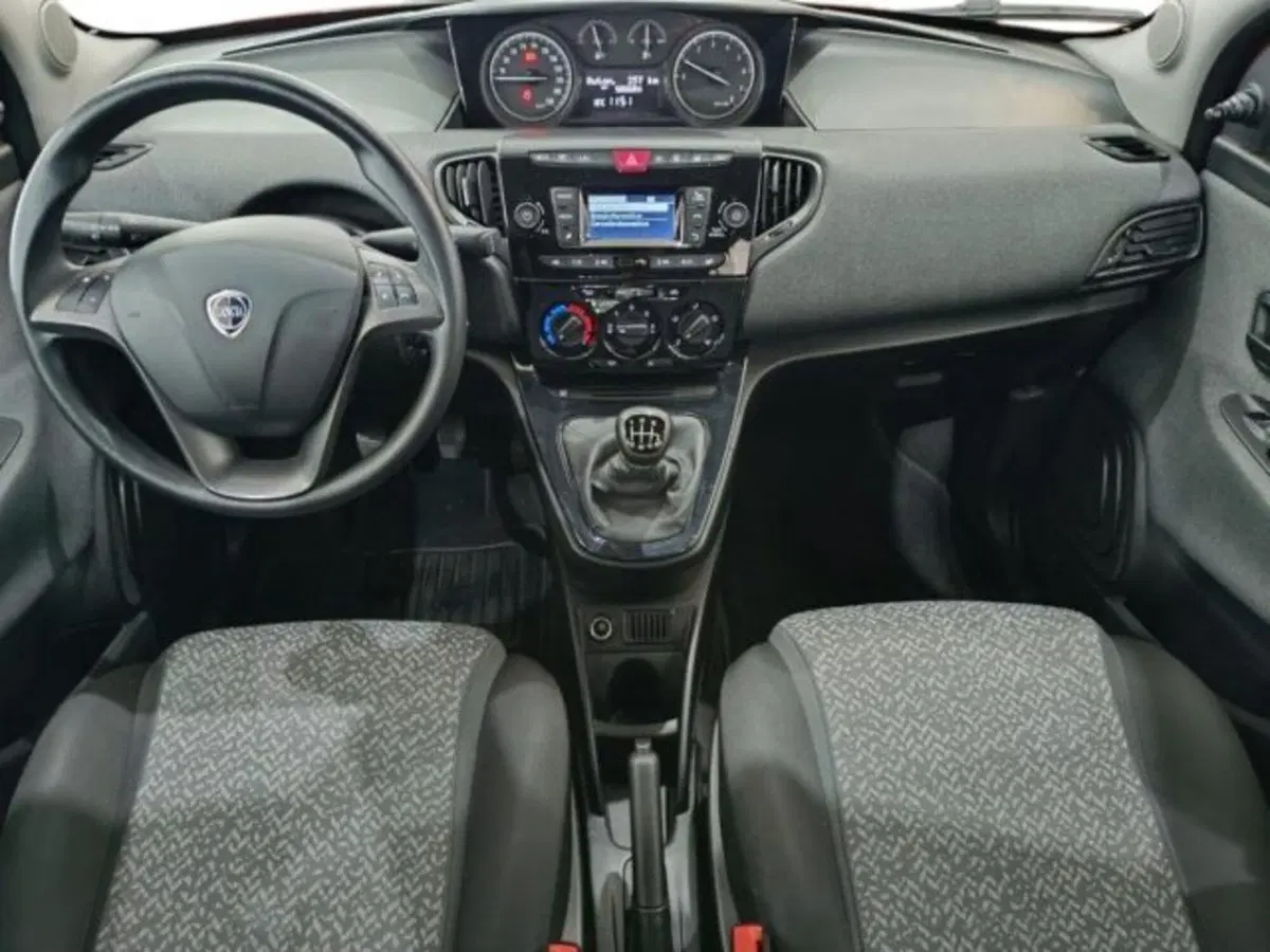 Lancia Ypsilon usata a Catania (7)