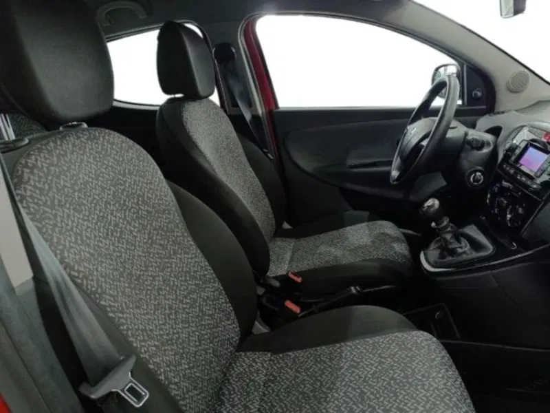Lancia Ypsilon usata a Catania (9)