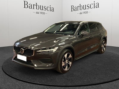 Volvo V60 Cross Country 2.0 b4 Plus awd auto del 2022 usata a Montesilvano
