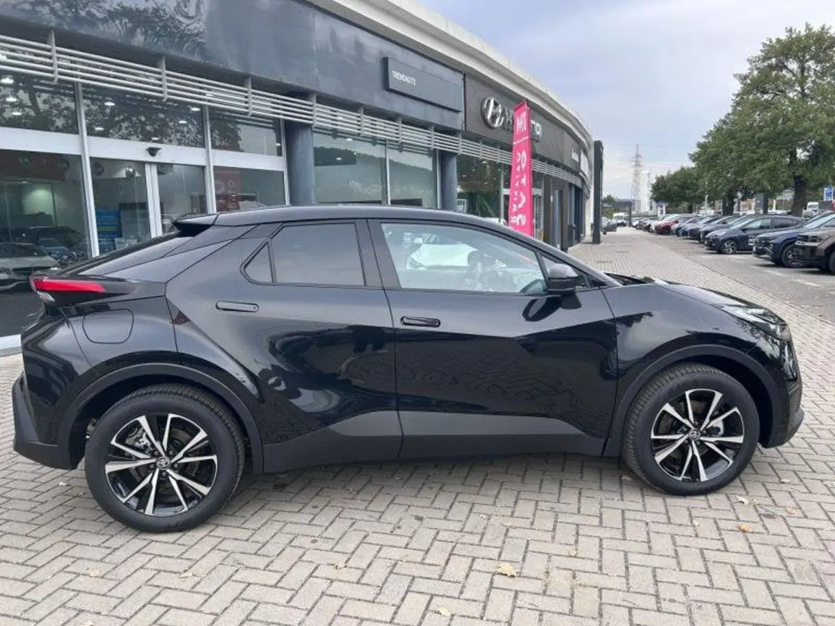 Toyota Toyota C-HR nuova a Perugia (11)