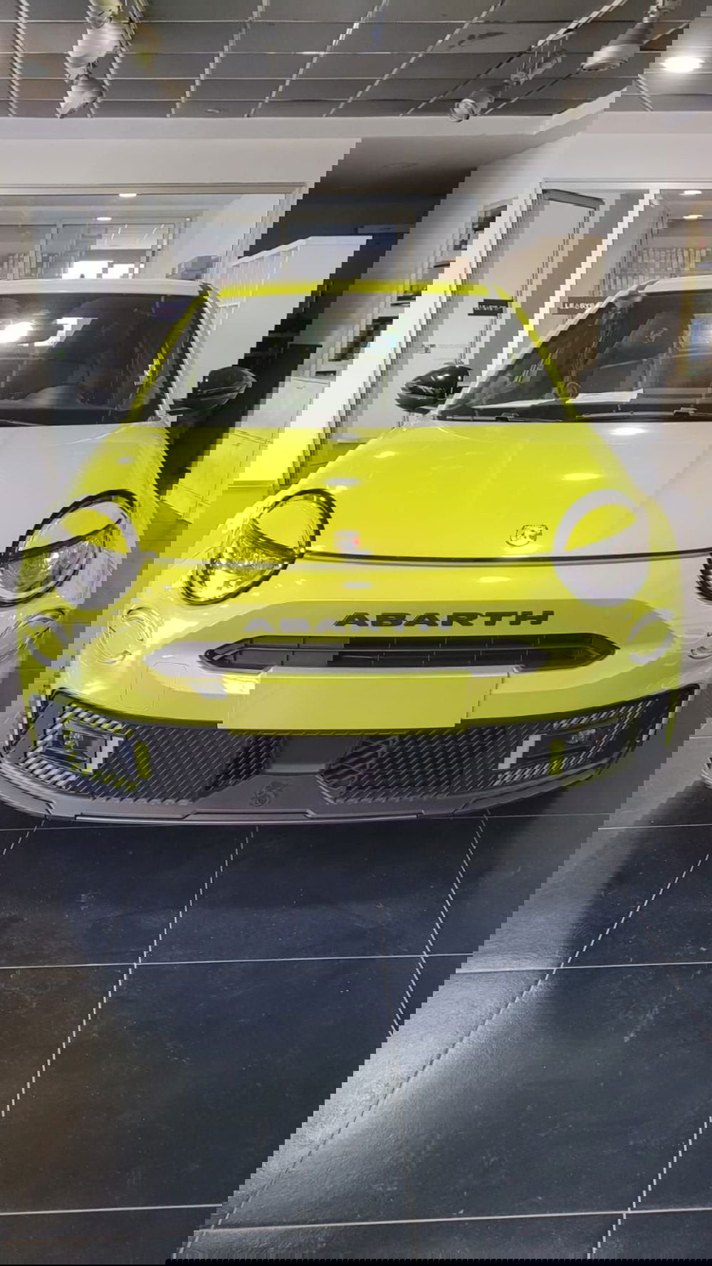 Abarth 600e nuova a Frosinone (12)