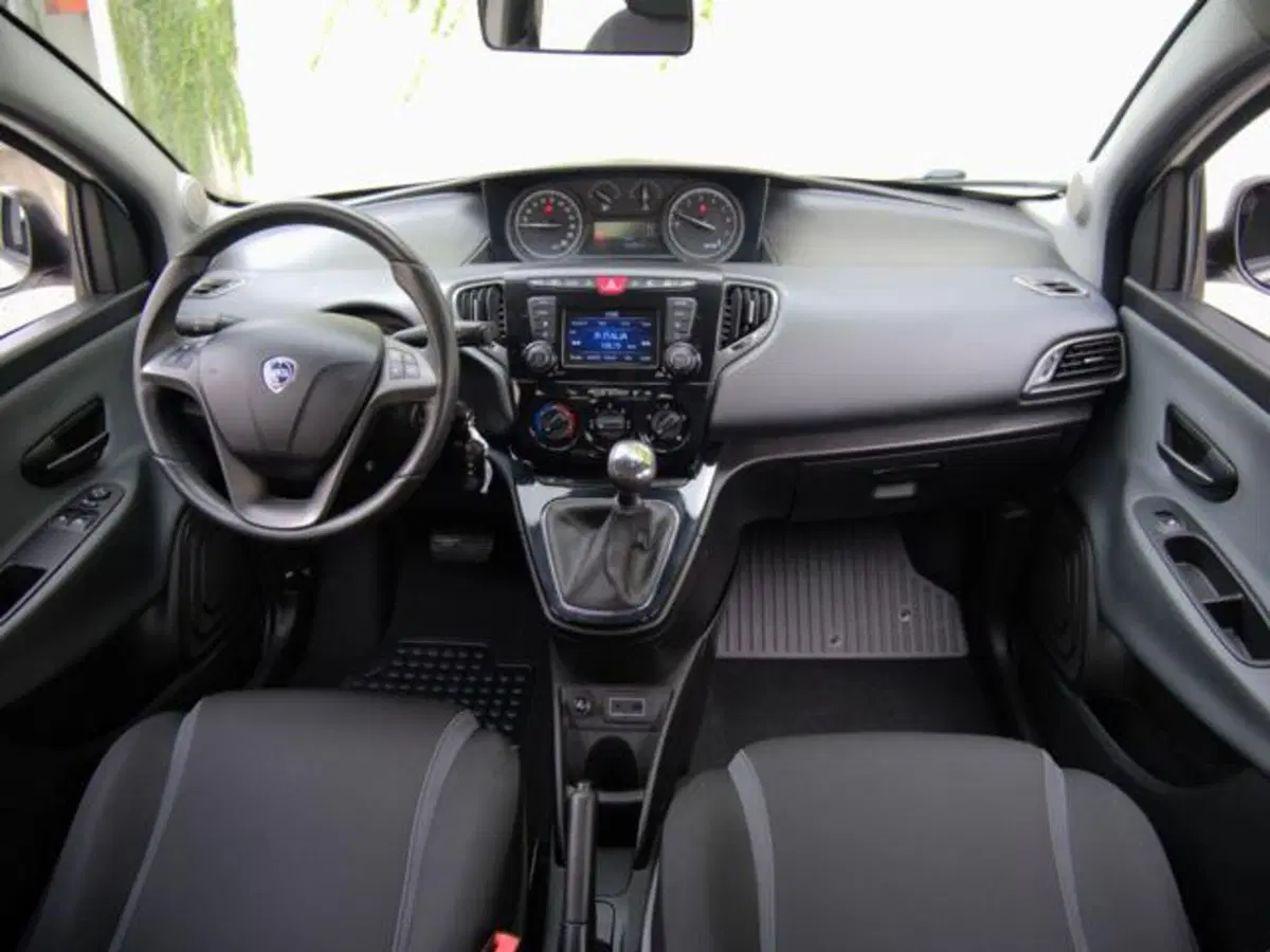 Lancia Ypsilon usata a Milano (2)