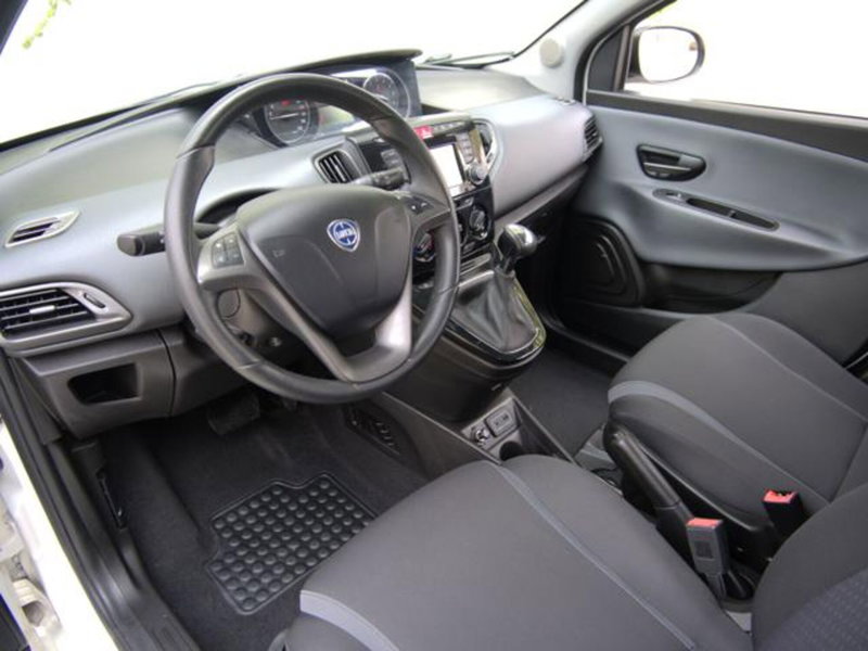 Lancia Ypsilon usata a Milano (3)