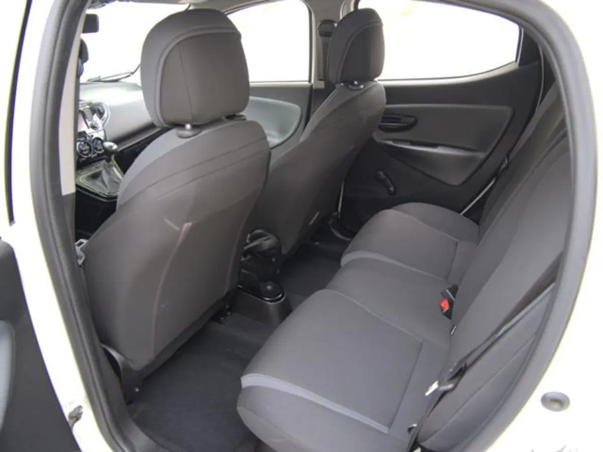 Lancia Ypsilon usata a Milano (5)
