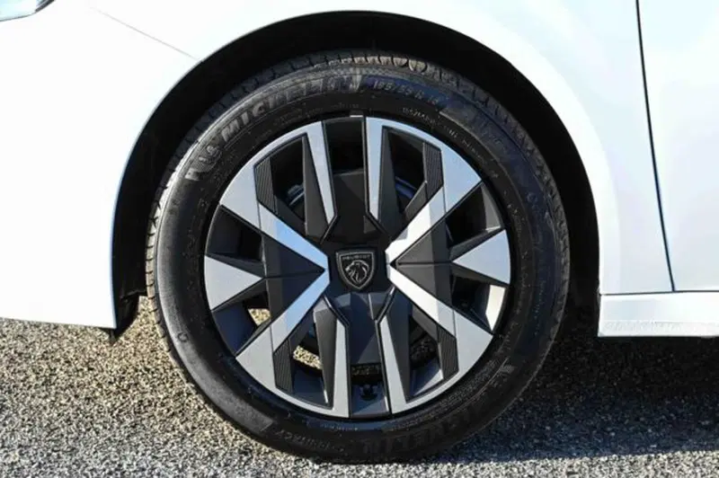 Peugeot 208 nuova a Torino (10)