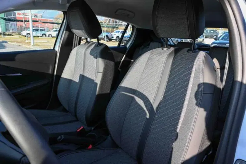 Peugeot 208 nuova a Torino (14)