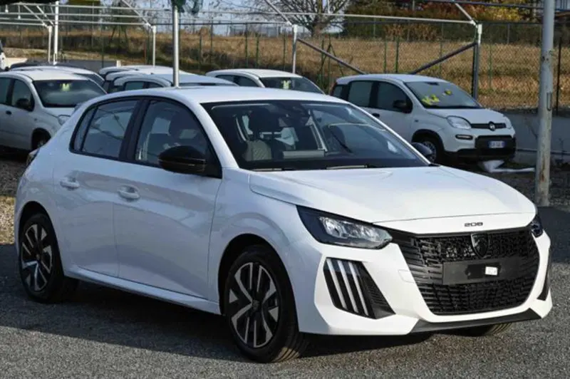 Peugeot 208 nuova a Torino (3)