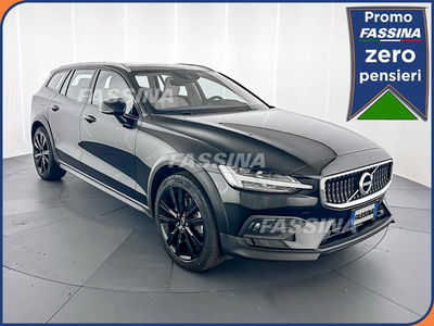 Volvo V60 Cross Country T5 AWD Geartronic Business Plus del 2019 usata a Milano