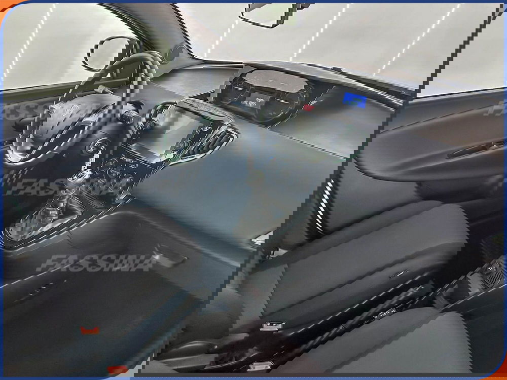 Lancia Ypsilon usata a Milano (13)