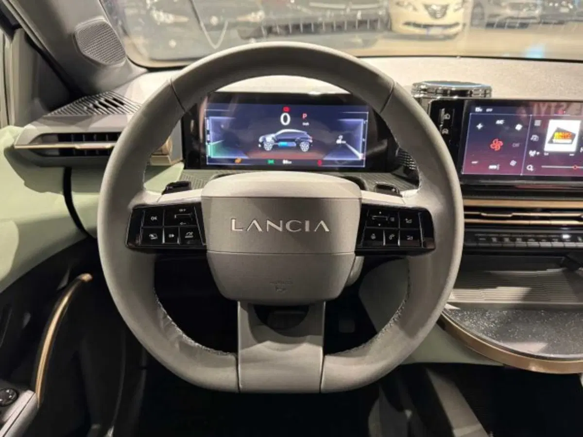 Lancia Ypsilon nuova a Sondrio (14)