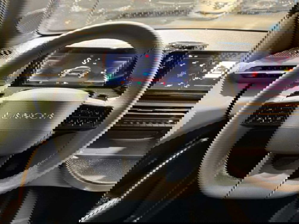 Lancia Ypsilon nuova a Sondrio (14)