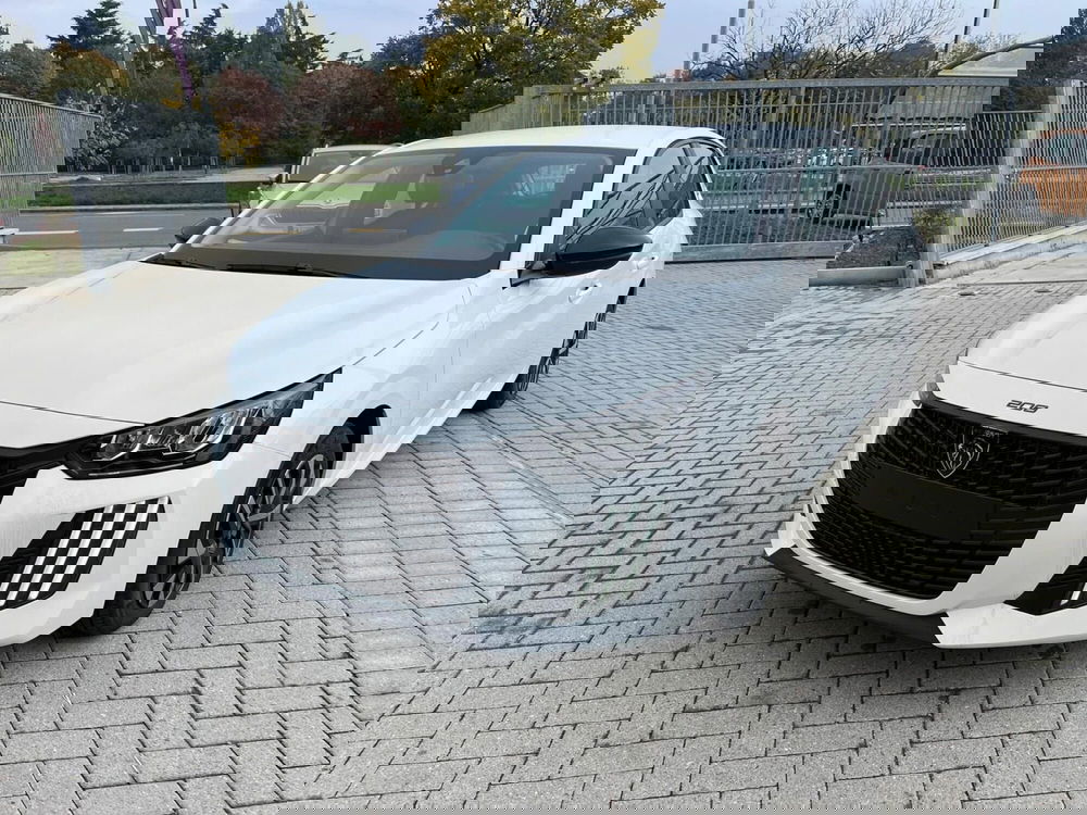 Peugeot 208 nuova a Milano