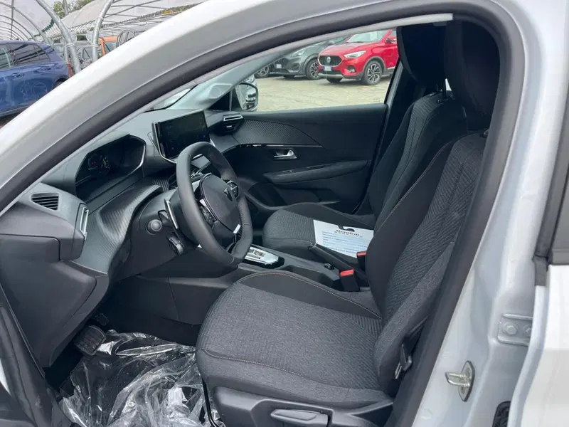 Peugeot 208 nuova a Milano (11)
