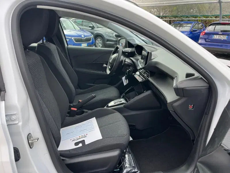Peugeot 208 nuova a Milano (12)