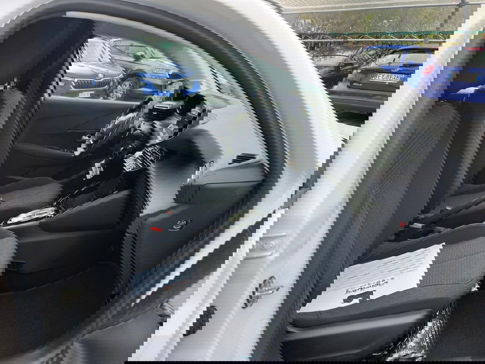 Peugeot 208 nuova a Milano (12)