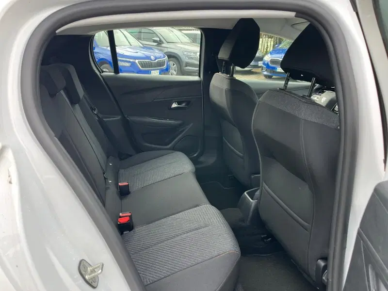 Peugeot 208 nuova a Milano (13)