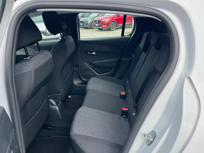 Peugeot 208 nuova a Milano (14)