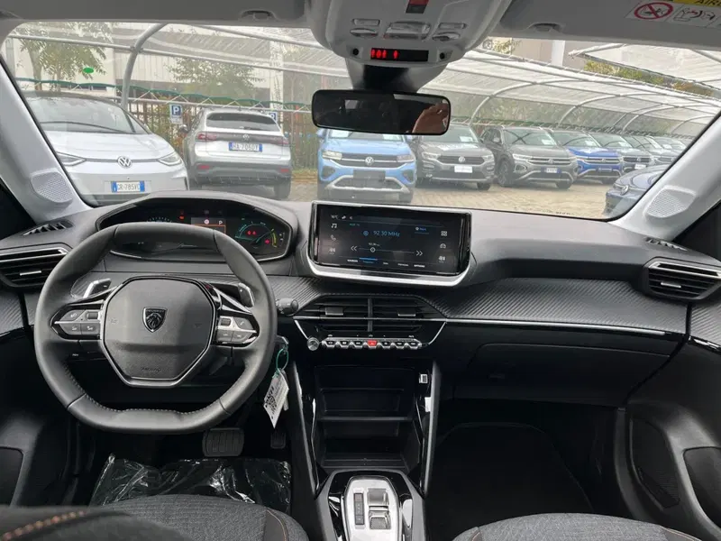 Peugeot 208 nuova a Milano (15)