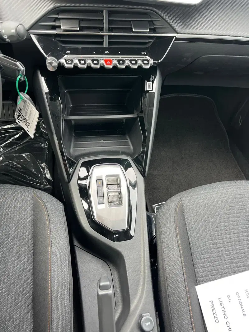 Peugeot 208 nuova a Milano (17)