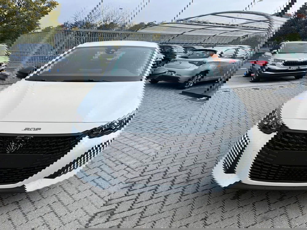 Peugeot 208 nuova a Milano (2)