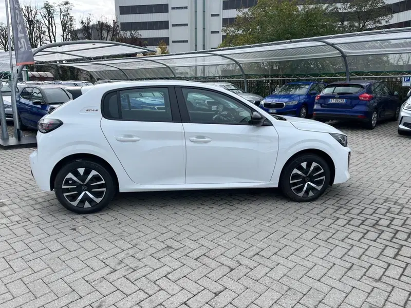 Peugeot 208 nuova a Milano (4)