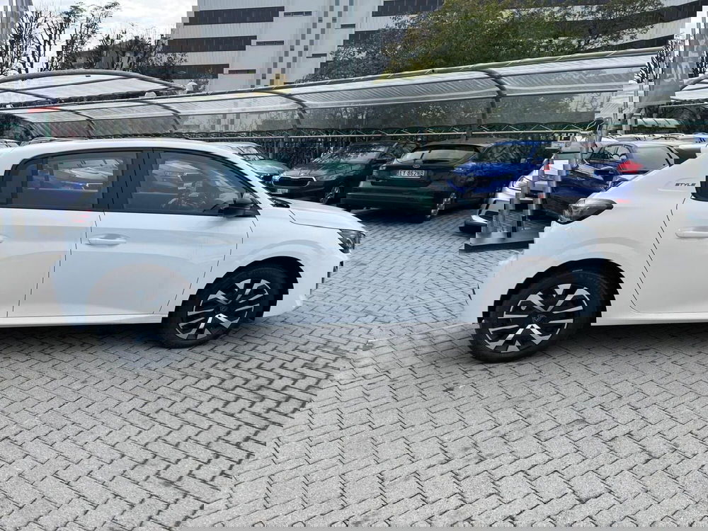 Peugeot 208 nuova a Milano (4)