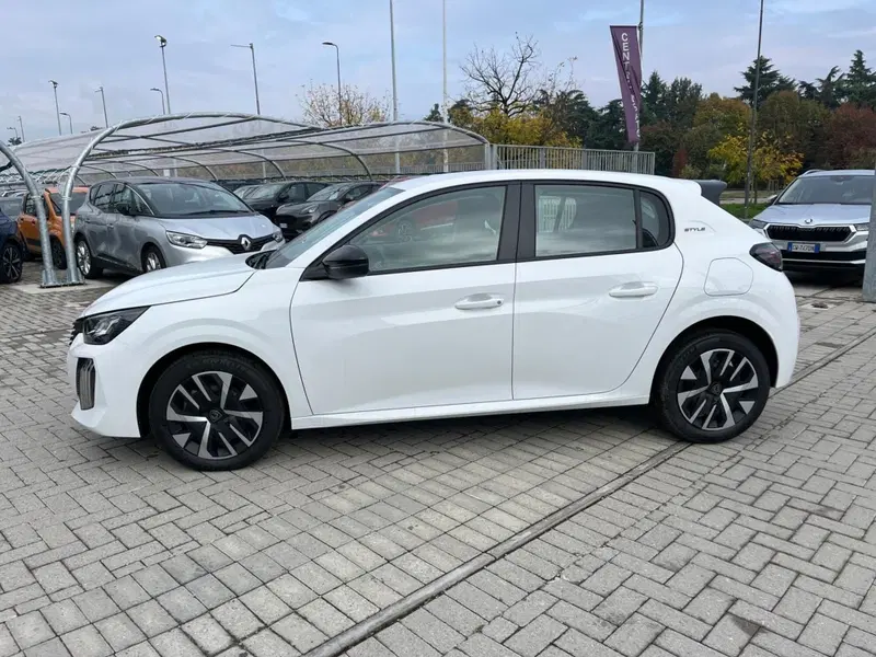 Peugeot 208 nuova a Milano (5)