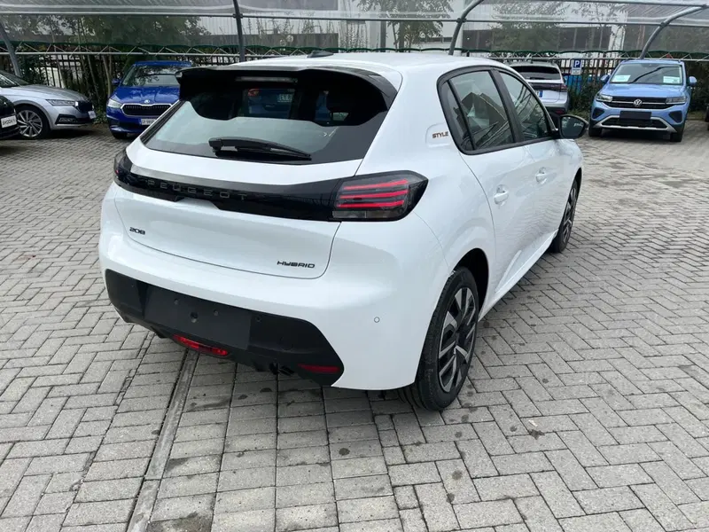 Peugeot 208 nuova a Milano (6)