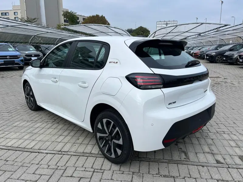 Peugeot 208 nuova a Milano (7)