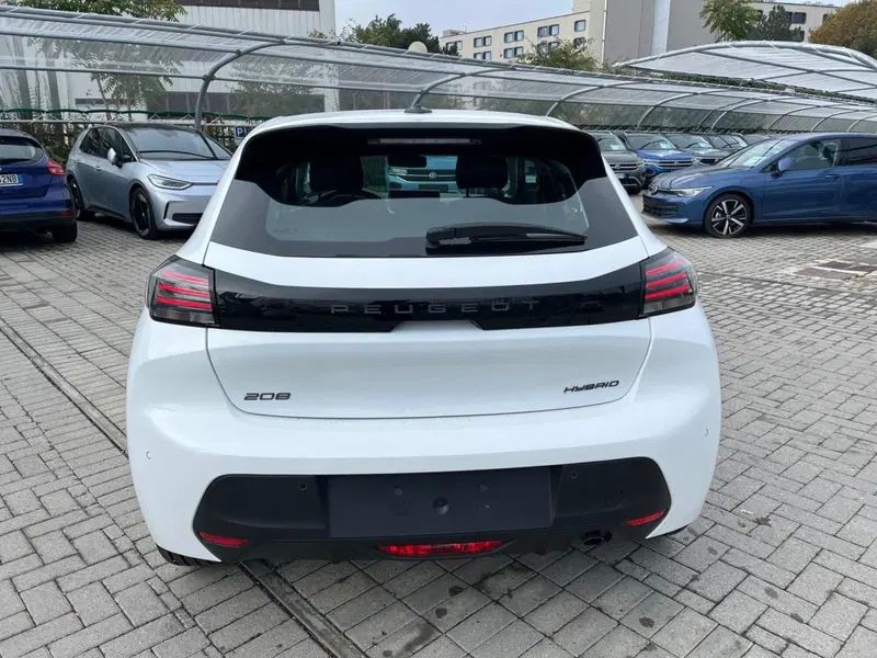Peugeot 208 nuova a Milano (8)