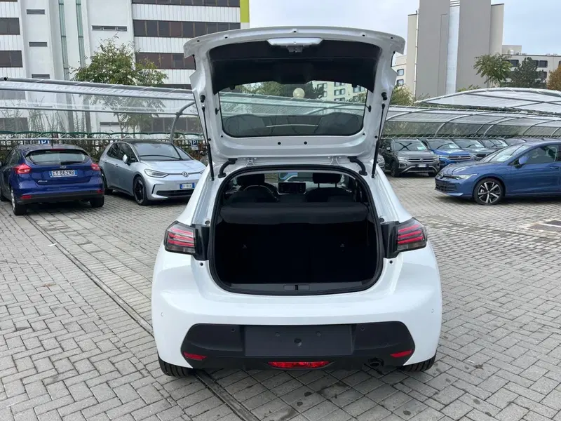 Peugeot 208 nuova a Milano (9)