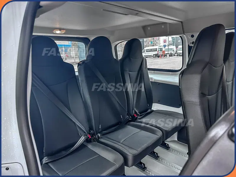Opel Vivaro Furgone nuova a Milano (11)