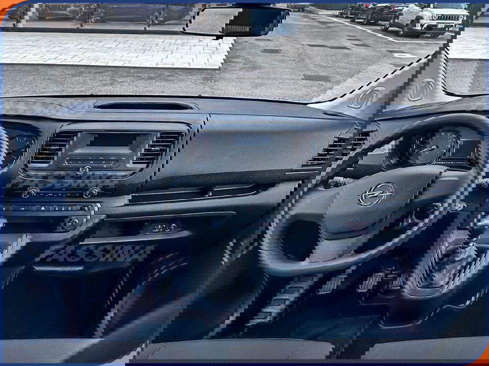 Opel Vivaro Furgone nuova a Milano (13)